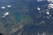 Letecký pohled na jezero Alpsee.