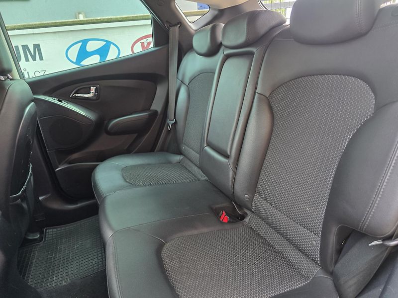 Hyundai ix35 2.0-4x4-TAŽNÉ 2t-POLOKŮŽE - fotka 15 z 17