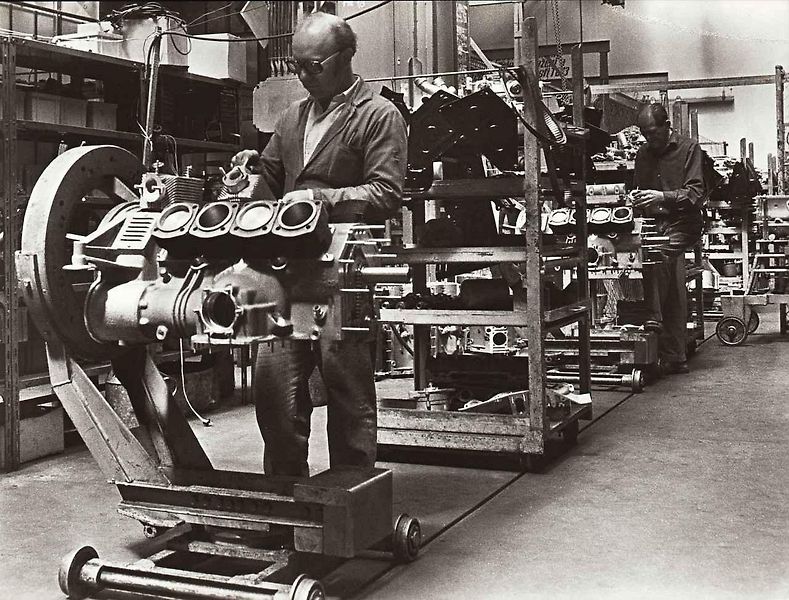 Tatra 603 před branou závodu Příbor