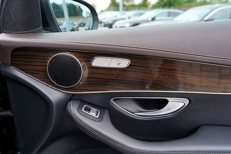 Mercedes-Benz GLC 250i 4Matic/kůže/Led/9AT/ČR - fotka 22 z 43