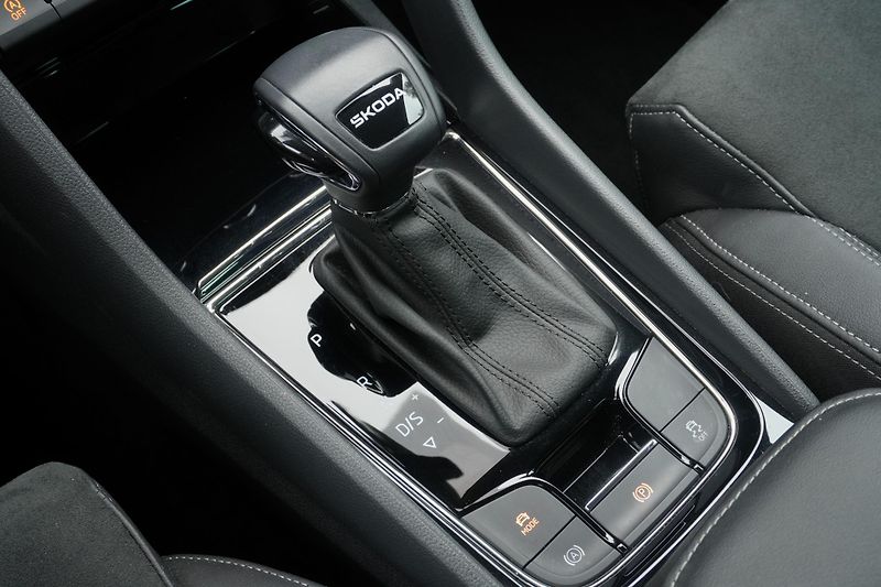 Škoda Karoq 1.5 TSI 110 kW, Kamera,Keyless - fotka 22 z 41