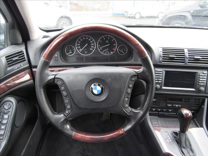 BMW Řada 5 2,5 525i Steptronic Exklusiv - fotka 12 z 28