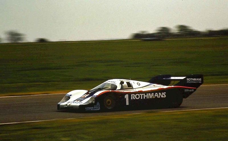 Legendární závodník Derek Bell se v roce 1977 představil s Jaguarem XJ12 C při Grand Prix Brna.