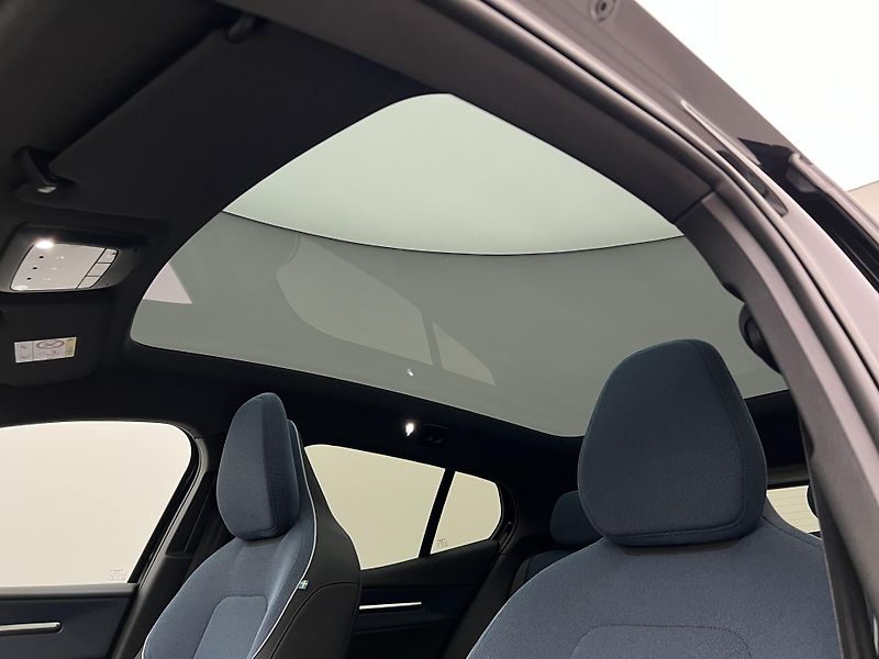 Volvo EX30 (2026) P8 AWD electric ULTRA BLACK  - fotka 26 z 49
