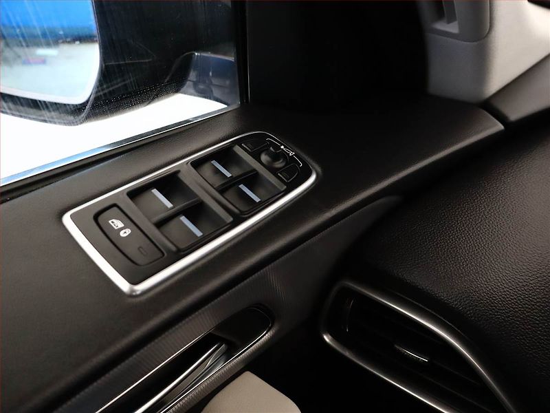 Jaguar F-Pace (2016) 20d AWD, Automat, Serv.kniha - fotka 17 z 18