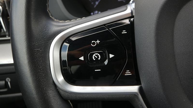 Volvo XC60 B4 AWD R Design - fotka 11 z 24