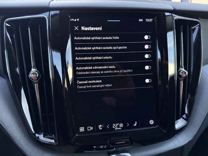Volvo XC60 B5 AWD PLUS DARK // REZERVACE - fotka 43 z 45