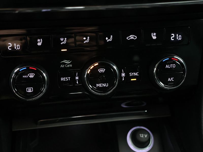 Škoda Superb 2,0 TDI DSG CZ L&K 1.Maj DPH - fotka 22 z 33