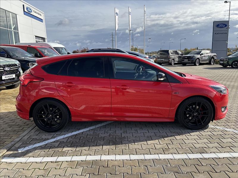 Ford Focus 1,0 EcoBoost RaceRed ST-line - fotka 6 z 33