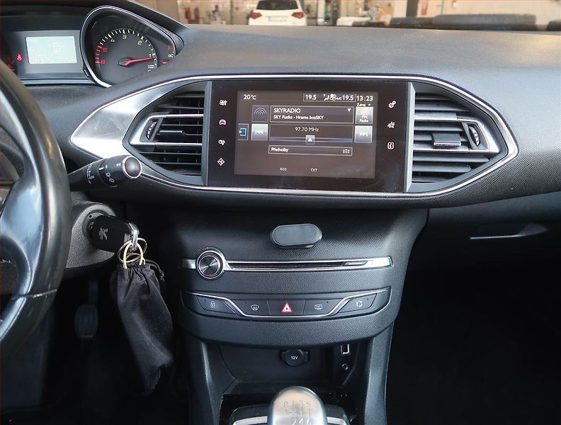 Peugeot 308 (2014) 1.6 e-HDi, Navi, Tempomat - fotka 12 z 18