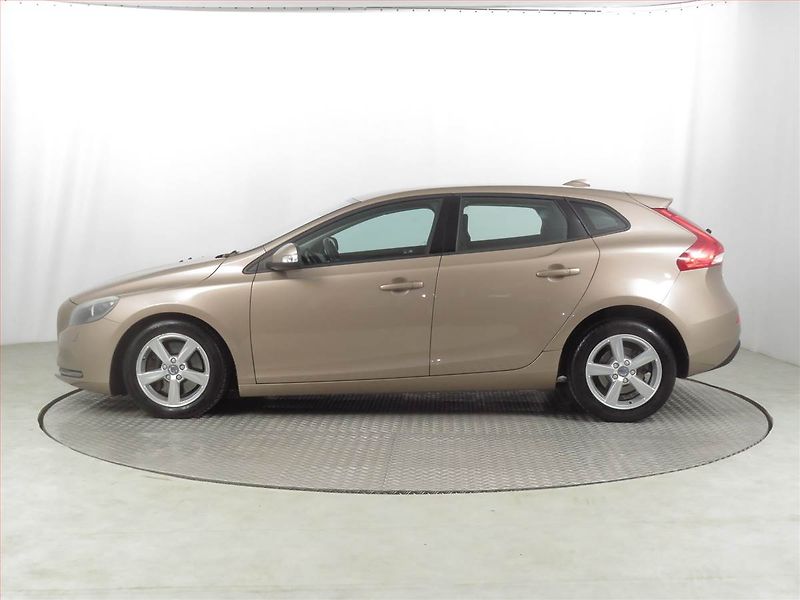 Volvo V40 (2016) 1.5 T2, Automat, Navi, Xenony - fotka 3 z 21