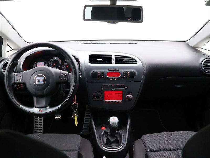 Seat Leon 2,0 TFSI 180kW FR - fotka 23 z 30