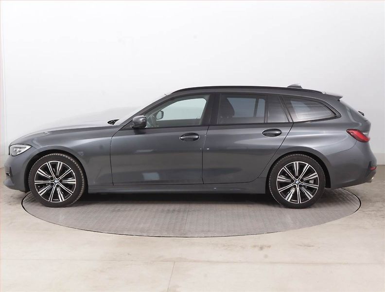 BMW Řada 3 (2020) 320 d - fotka 3 z 16