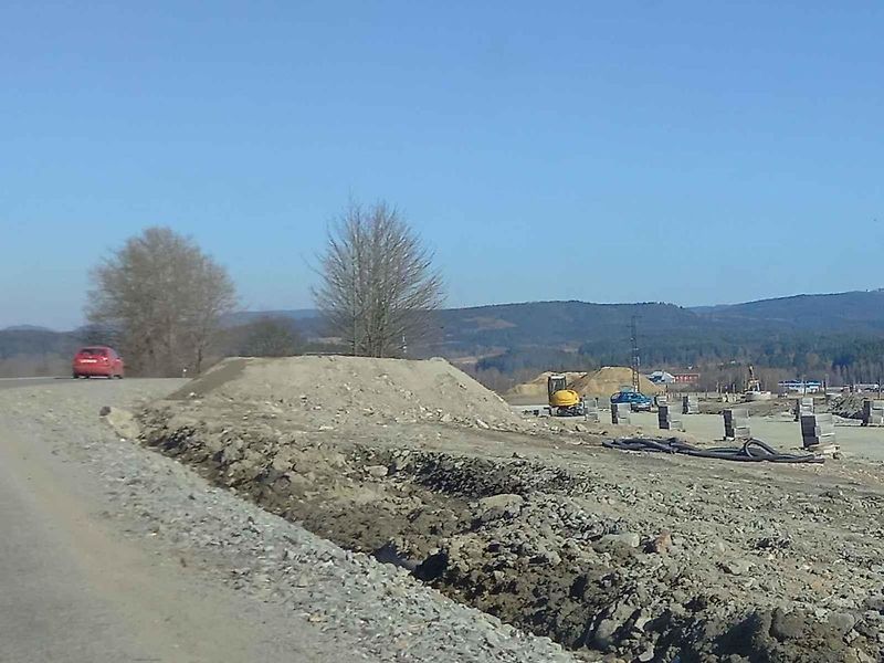 Stavba D3 u Dolního Dvořiště s novou silnicí k Rybníku.