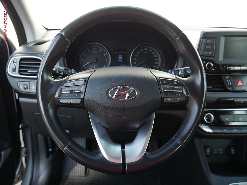 Hyundai i30 (2018) 1.0T-GDi, ČR, AC, temp - fotka 16 z 19