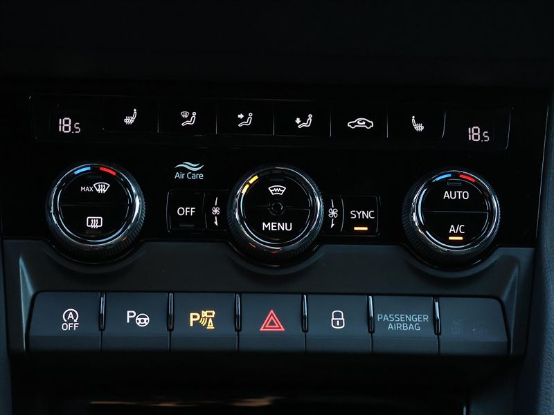 Škoda Karoq 2,0 TDI 4x4 DSG Sportline DPH - fotka 31 z 42