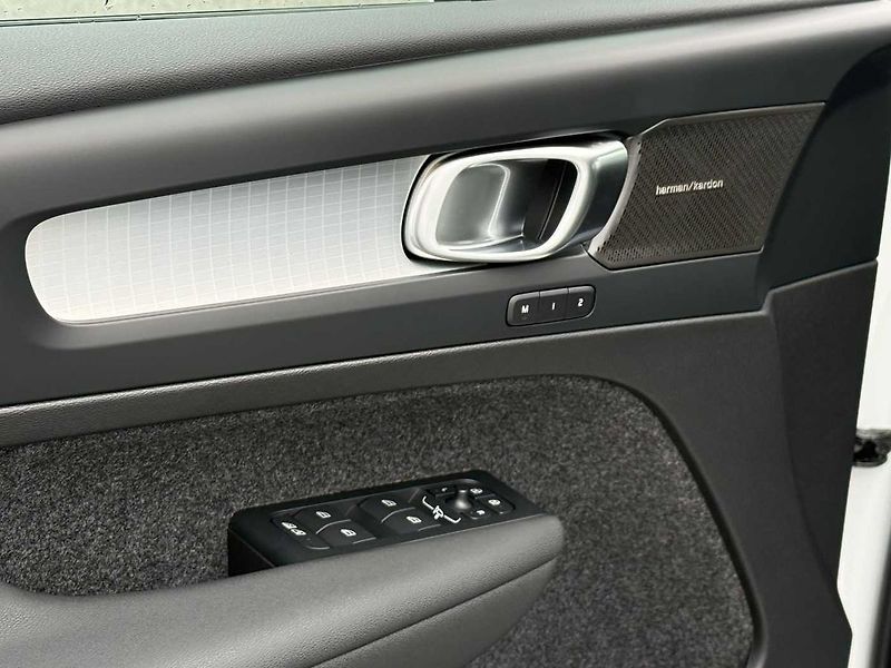 Volvo XC40 (2026) B3 FWD PLUS DARK,HARMAN KARDON - fotka 9 z 19