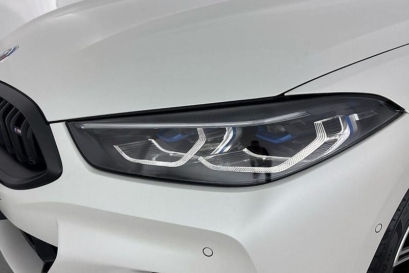 BMW Řada 8 M850i xDrive - fotka 30 z 33