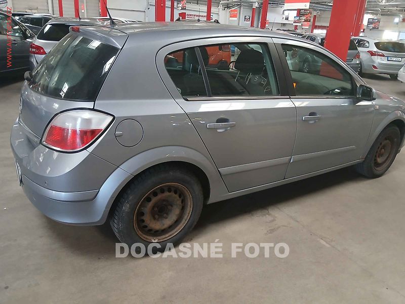 Opel Astra (2004) 1.8. - fotka 2 z 3