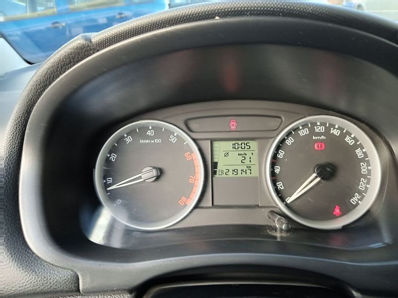 Škoda Fabia 1.6 Combi Ambiente - fotka 13 z 33