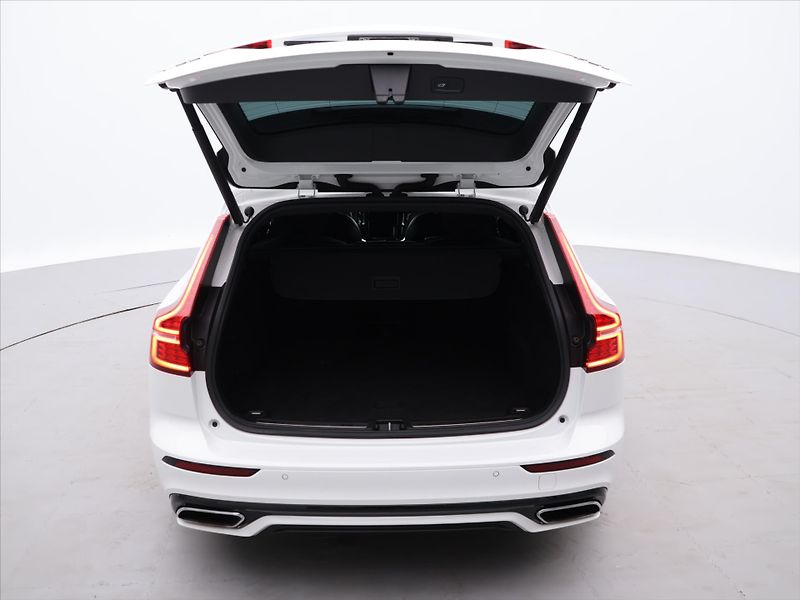 Volvo V60 2,0 T5 184kW Drive-E R-Design - fotka 9 z 34
