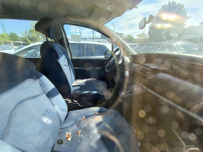 Stříbrný vůz stojí na parkovišti u židenického hypermarketu Kaufland. Hotel fiat, jak je pojmenovaný v mapách Google, má od uživatelů vysoké hodnocení a přitom láká na nízkou cenu, na dveřích vozů má napsáno 15 korun za noc.