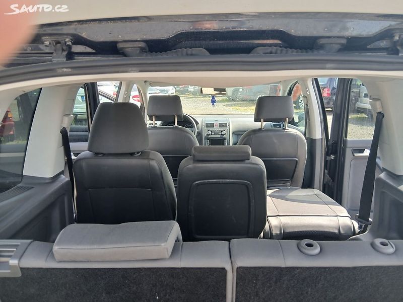 Volkswagen Touran (2012) 1.4 TSI, 7 míst - fotka 32 z 34