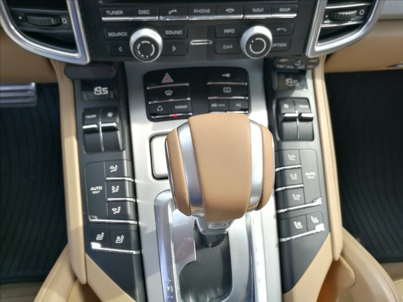 Porsche Cayenne 4,8 i V8 Turbo - fotka 12 z 32