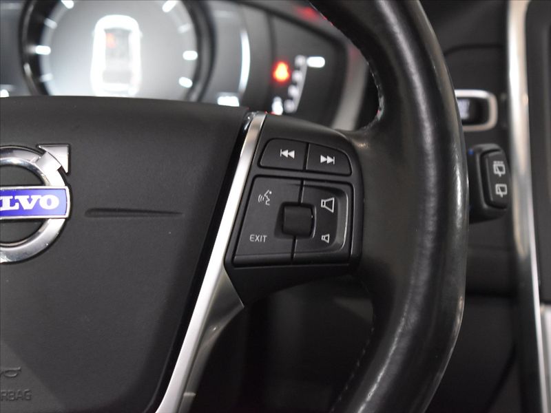 Volvo XC60 2,4 D4 AWD SUMMUM Bezklíč,BLIS - fotka 17 z 23
