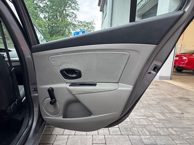 Renault Mégane (2011) 1.6 16V - fotka 12 z 29