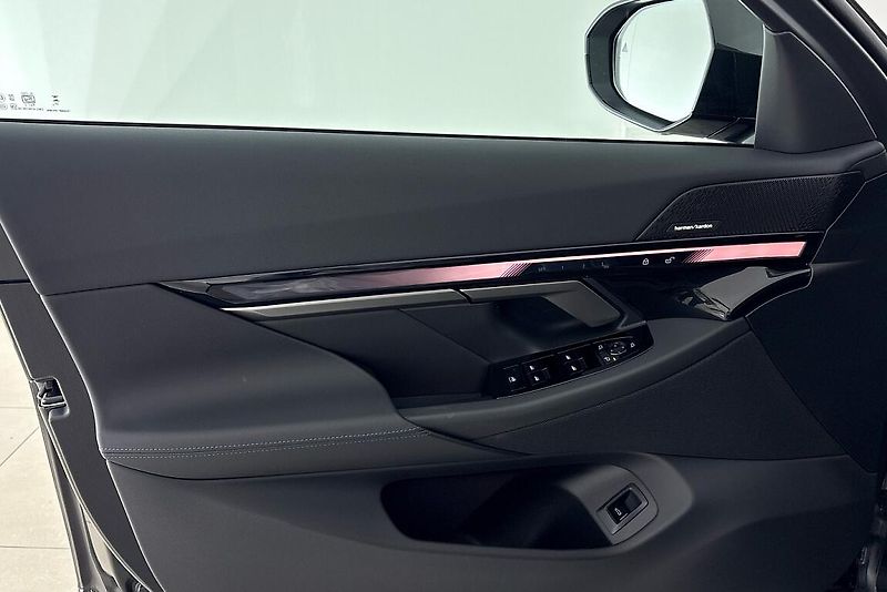 BMW Řada 5 540d xDrive Touring - fotka 16 z 25