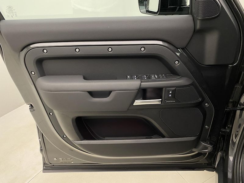 Land Rover Defender 110 D250 X-DYNAMIC SE AWD CZ - fotka 7 z 48