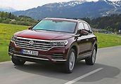 Dojem šířky u nového Volkswagenu Tourareg ještě umocňuje široká maska chladiče