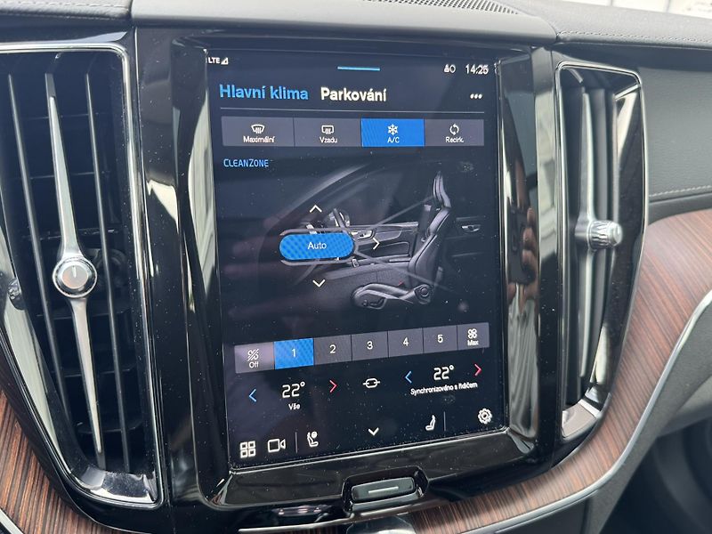 Volvo XC60 T8 AWD ULTIMATE // REZERVACE - fotka 38 z 45