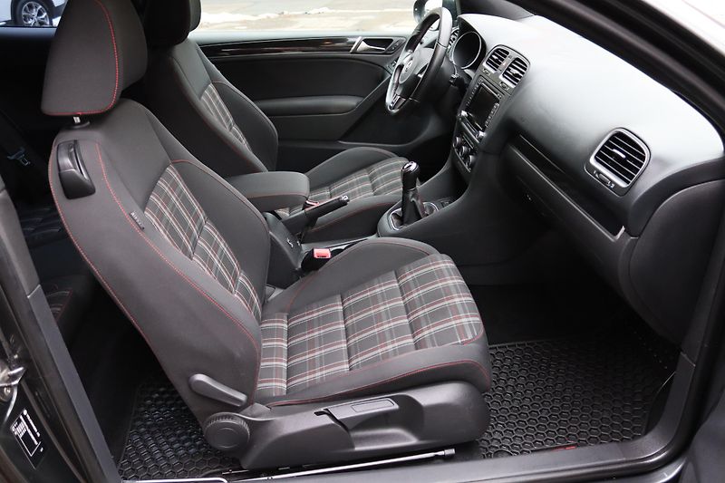 Volkswagen Golf GTI 2.0TSI 147kW - fotka 42 z 47