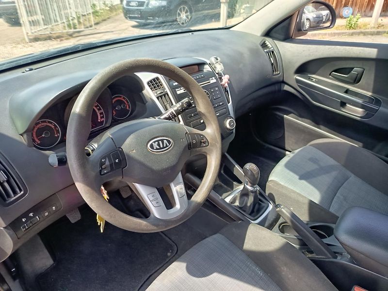 Kia Ceed (2010) 1.4SW - fotka 28 z 37