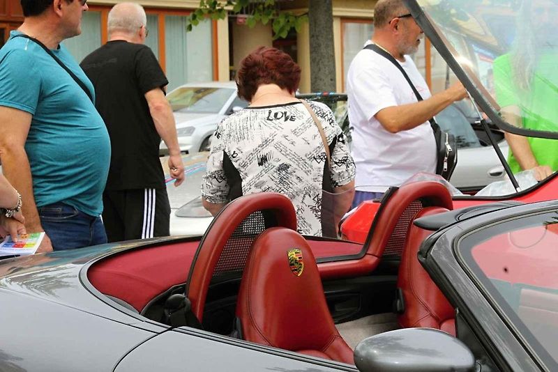Z 22. Letního Porsche srazu na náměstí Jana Žižky z Trocnova v Čáslavi.