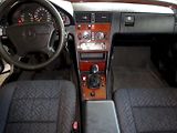 Mercedes-Benz Třídy C (1995) 180 Elegance - man. převodovka - náhled 10