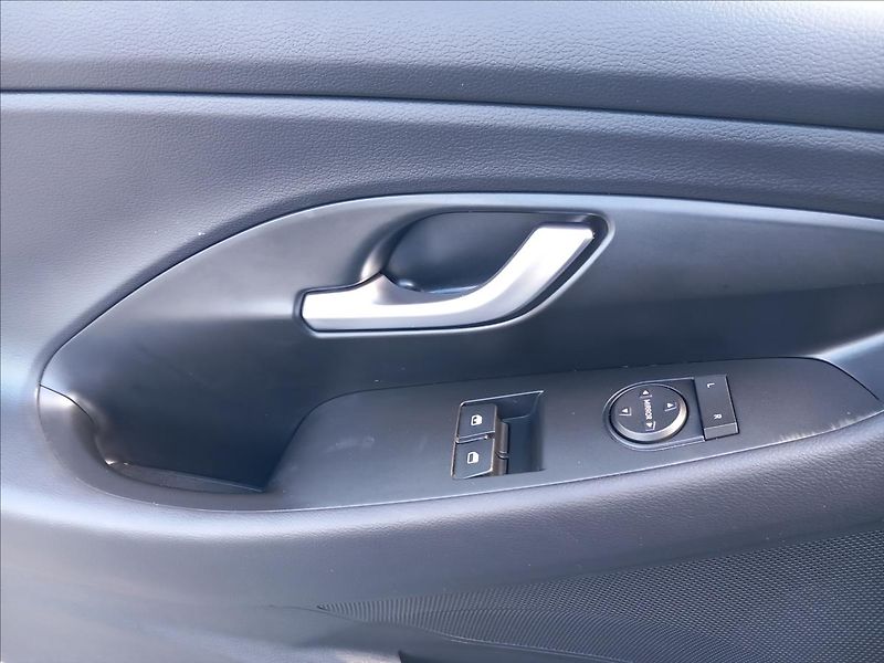 Hyundai i30 1,5 l COMFORT 16 - fotka 15 z 20