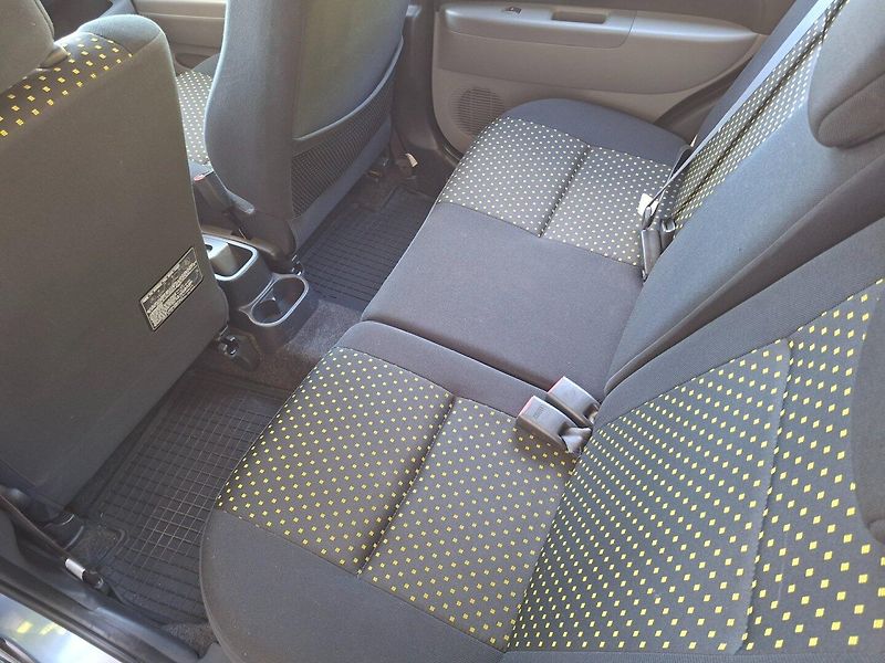 Daihatsu Sirion (2006) 1.3i 67kW AUT 4WD - fotka 31 z 39