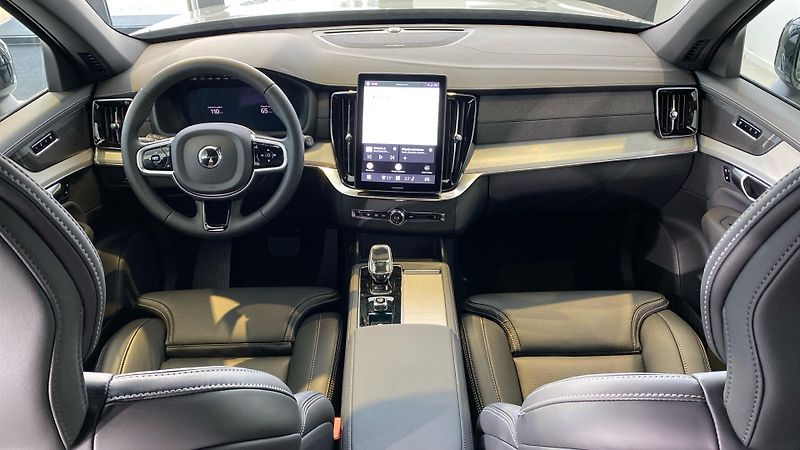 Volvo XC90 (2026) PLUS BLACK EDITION, T8 AWD, 22 - fotka 12 z 14