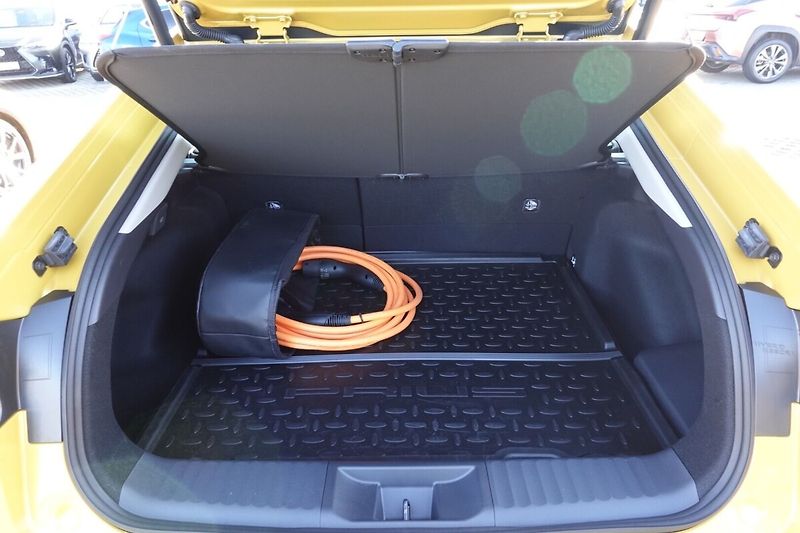 Toyota Prius 2,0 PHEV Executive sada komple - fotka 16 z 36