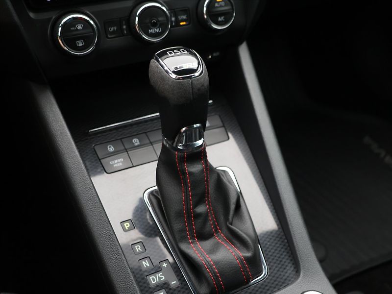 Škoda Octavia 2,0 TDi 4x4 DSG RS CZ - fotka 21 z 30