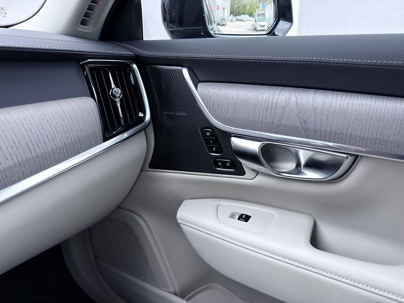 Volvo V90 T8 AWD ULTRA *VZDUCH* + kola - fotka 26 z 60