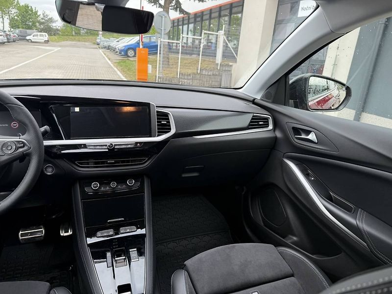 Opel Grandland GSe Plug In Hybrid 1.6 TURBO 4 - fotka 18 z 27