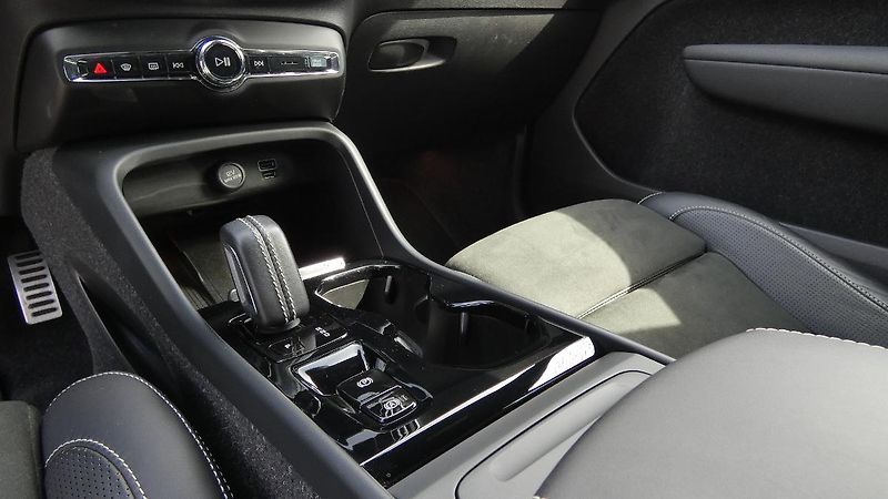 Volvo XC40 B4 AWD R-Design - fotka 6 z 22