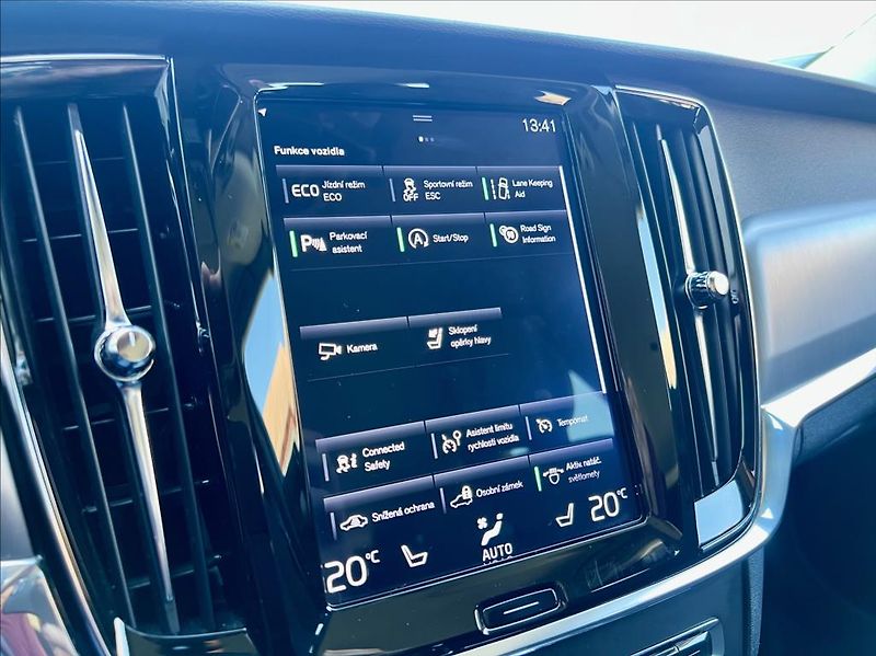 Volvo V90 2,0 T4 Drive-E R-Design Auto - fotka 29 z 48