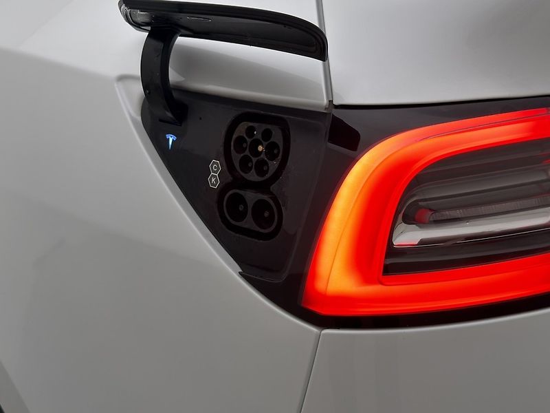 Tesla Model Y Long Range AWD - fotka 29 z 29