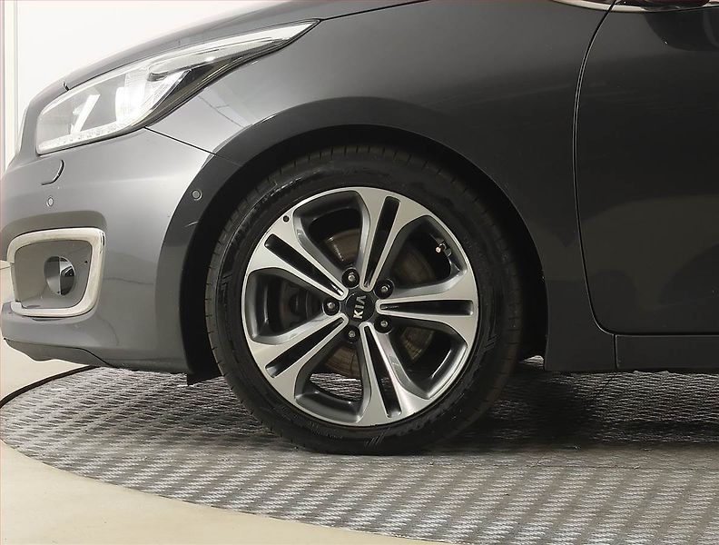 Kia Ceed (2015) 1.6 CRDi, Navi, Xenony - fotka 15 z 23