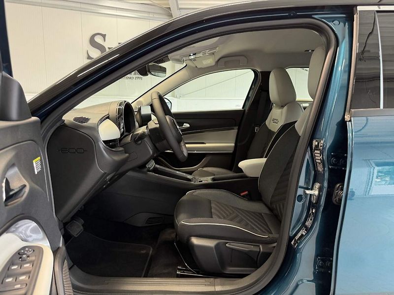 Fiat 600 (2026) La Prima BEV 54kWh 156k - fotka 16 z 23